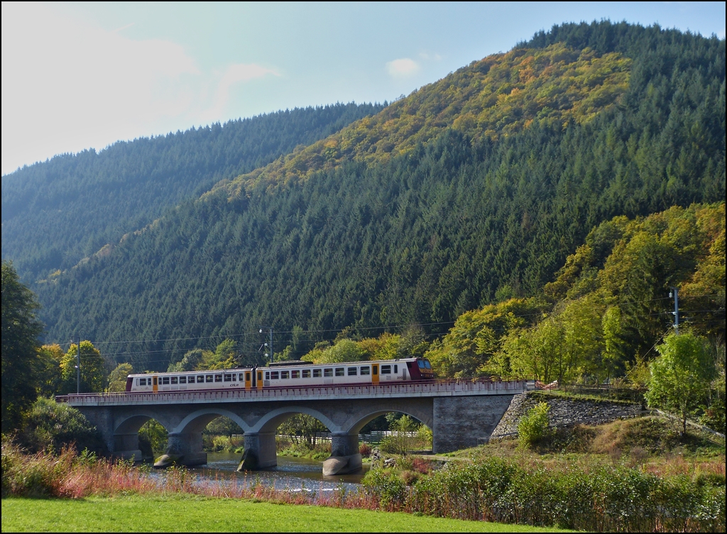 - Herbst - Der Z 2013 befhrt am 10.10.2012 die Sauerbrcke in der Nhe von Michelau. (Jeanny)