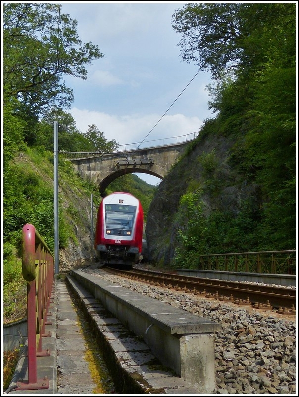 - Hohle Gasse - Auf der eingleisigen Strecke von Wiltz nach Kautenbach geht es stellenweise recht eng zu. Die RB 3214 Luxemburg - Wiltz schlngelt sich am 04.07.2012 durch das enge Tal der Wiltz (der Fluss heisst auch so) in der Nhe von Merkholtz. (Hans)