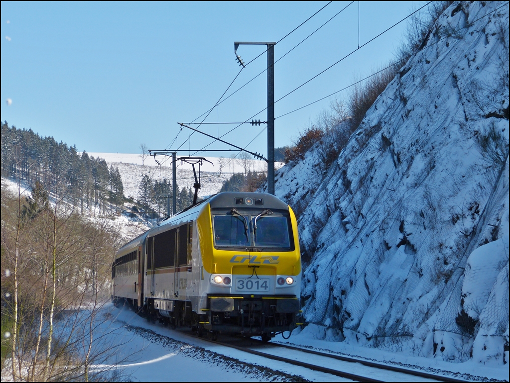 . Mit gut 20 Minuten Versptung (ich befand mich schon auf dem Rckweg zum Auto), fuhr der IR 114 Luxembourg - Liers zwischen Maulusmhle und Cinqfontaines am 13.03.2013 an mir vorbei. (Hans)