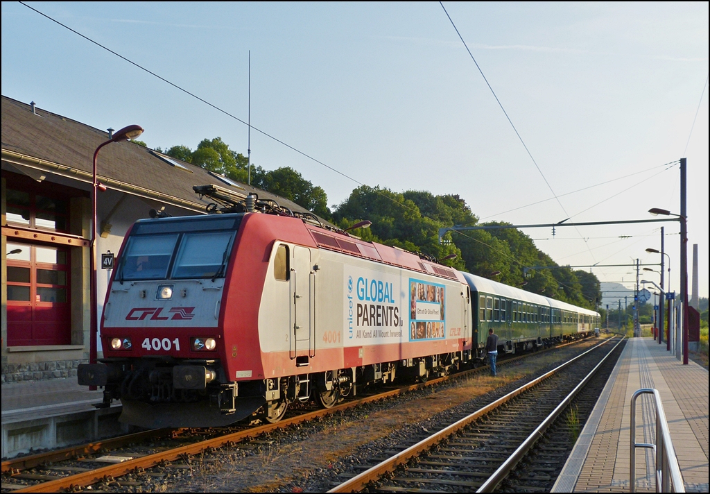 . Nach einer Abstinenz von zwei Jahren, kommt wieder wchentlich ein lokbespannter Sonderzug zum Musikfestival nach Wiltz.
 
Am 11.07.2013 bestand der Sonderzug aus der 4001, drei Wegmann- und dem Rendez-vous Wagen.

Weil der Rendez-vous Wagen in den letzten 2 Jahren nicht verfgbar war, wurde die Sonderleistung von Z 2200 Triebzgen erbracht. (Hans)
