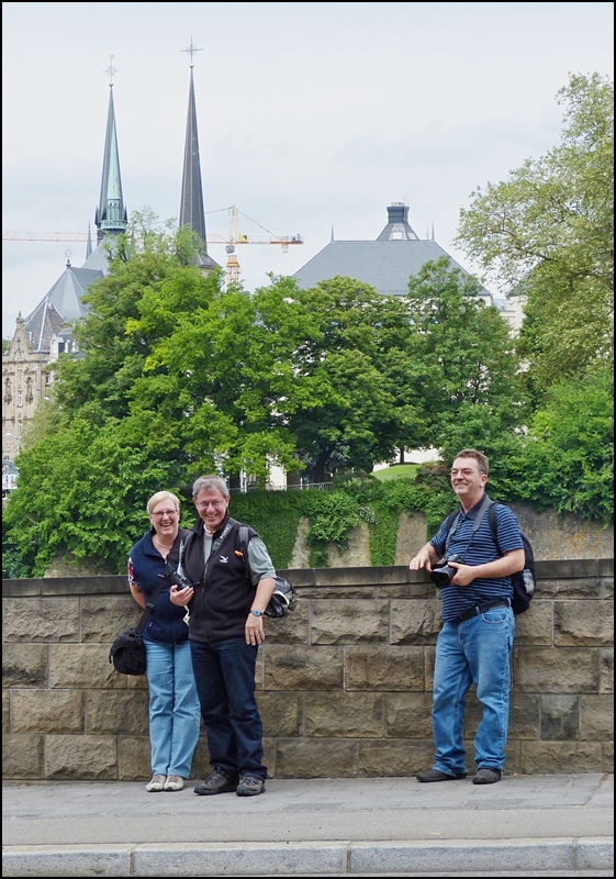 . Nicht auf der Bank sitzend, sondern verkehrswidrig die Stra�e �berquert hatte unser Guide. Wie gut, wurde wieder alles dokumentiert. ;-) 14.06.2013 (Jeanny)