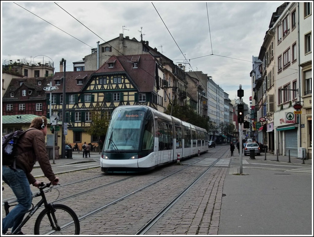 . Pleiten, Pech und Pannen - Auch Radfahrer knnen die Citadis Tram auf dem Pont National in Strasbourg zufahren. 28.10.2011 (Jeanny)