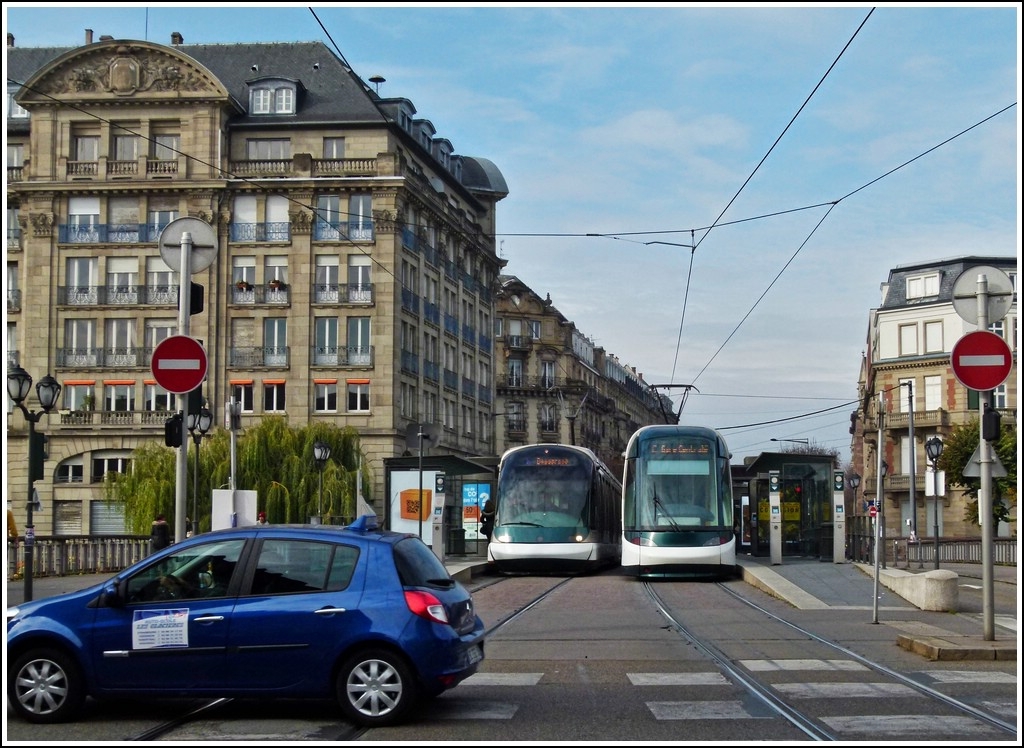 . Pleiten, Pech und Pannen - Ein Auto fhrt mir durchs Bild, als ich die beiden Trams (rechts Citadis, links Eurotram) an der Haltestelle Gallia in Strasbourg fotografieren wollte. 29.10.2011 (Jeanny)