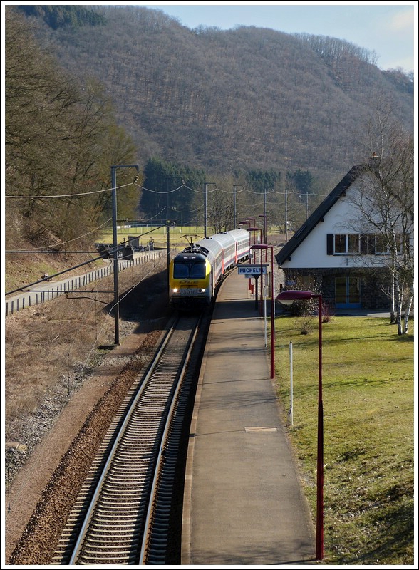 - Shit happens - Nicht der Schatten eines Mastes, sondern gleich des ganzen Bahnhofsgebudes verunziert die Lokfront der 3018, als sie heute mit dem IR 114 Luxembourg - Liers ohne Halt durch Michelau brauste. Ich hatte kurz vorher versentlich die Serienbildfunktion deaktiviert und so entstand nur dieses eine schattige Bild von diesem Zug an dieser Stelle. ;-) 01.03.2012 (Jeanny) 