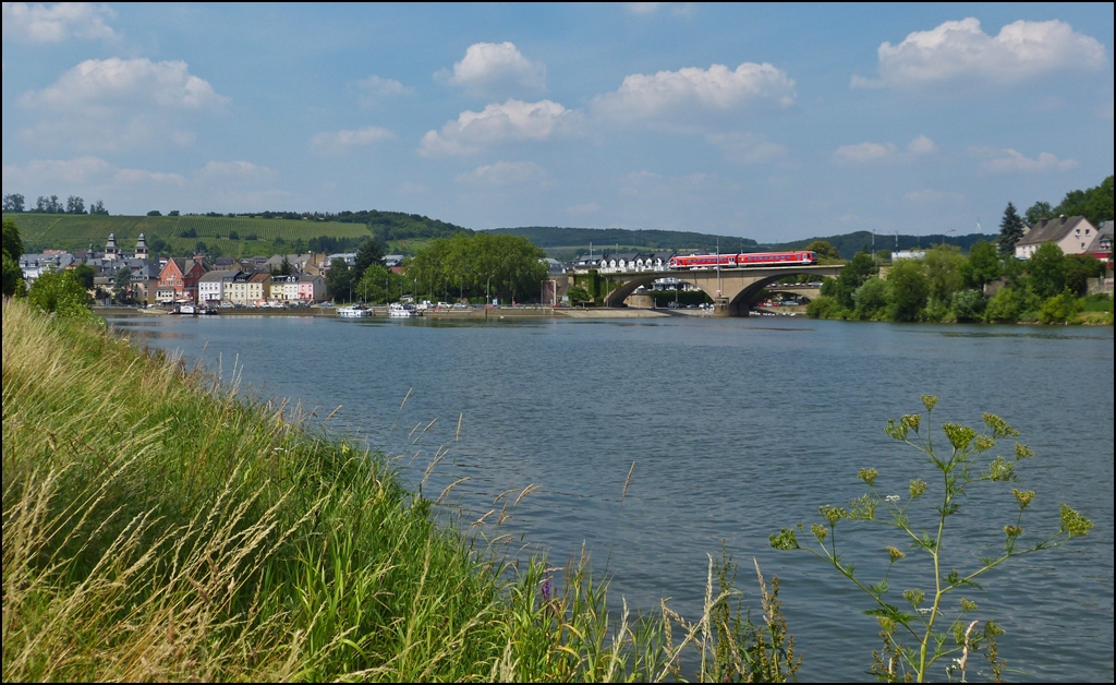 . Sommer an der Mosel - Der RE 5222 Trier Hbf - Luxembourg wird in Krze den Bahnhof von Wasserbillig erreichen und nach kurzem Halt seine Reise nach Luxemburg Stadt fortsetzen. 16.07.2013 (Jeanny)