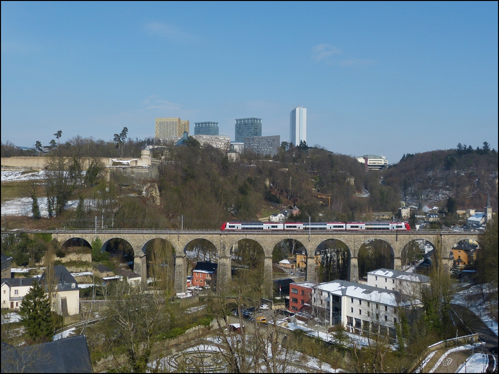 . Umgekehrt htte es besser gepasst - Eine einzelne Computermaus befhrt am 15.03.2013 als RB 3213 Luxembourg - Wiltz den 257 Meter langen Pfaffentaler Viadukt vor der Kulisse des Centre Europen, des Muse d’Art Moderne Grand-Duc Jean und den berresten des Fort Thngen (Dri Eechelen) in Luxemburg Stadt. (Jeanny)