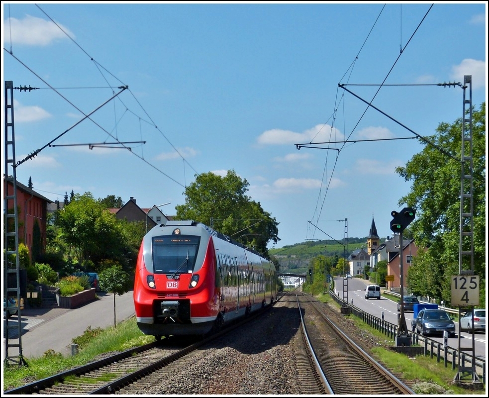 - Unerwartete Hamsterbegegnung - Am 10.08.2012 fuhr der Triebzug 442 208 vllig berraschend in den Bahnhof von Oberbillig ein, auf seiner Reise von Perl nach Wittlich. Oberbillig liegt an der wunderschnen Obermoselstrecke (KBS 692) und der Fotograf stand nicht im Gleisbereich, sondern am Bahnsteig. ;-) (Hans)