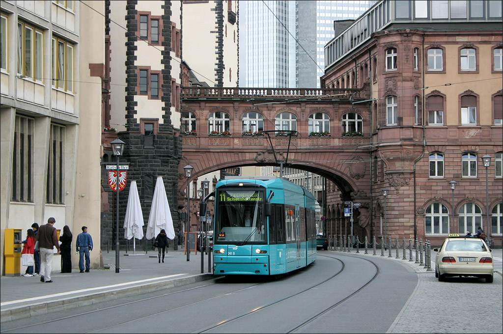 . Wagen 241 (Typ S) auf der Linie 11 in der Frankfurter Altstadt. 01.06.2006 (Matthias)