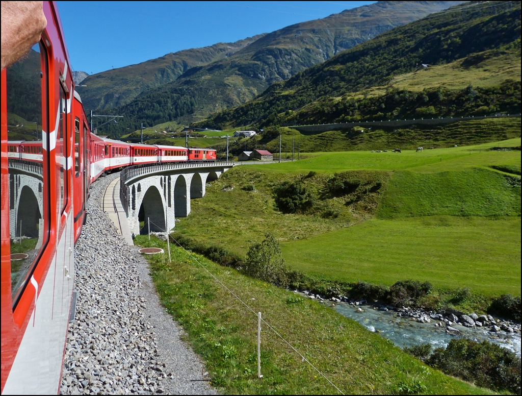 - Wenn zwei dasselbe wollen - So schn kann die Fahrt mit einem MGB Regio durch das Usenental sein. Die schne Brcke ber die Furkareuss kurz vor Hospental ist ein begehrtes Fotomotiv und bedingt durch den Grenunterschied der Fotografen entstehen dann doch zwei unterschiedliche Aufnahmen. 16.09.2012 (Jeanny)