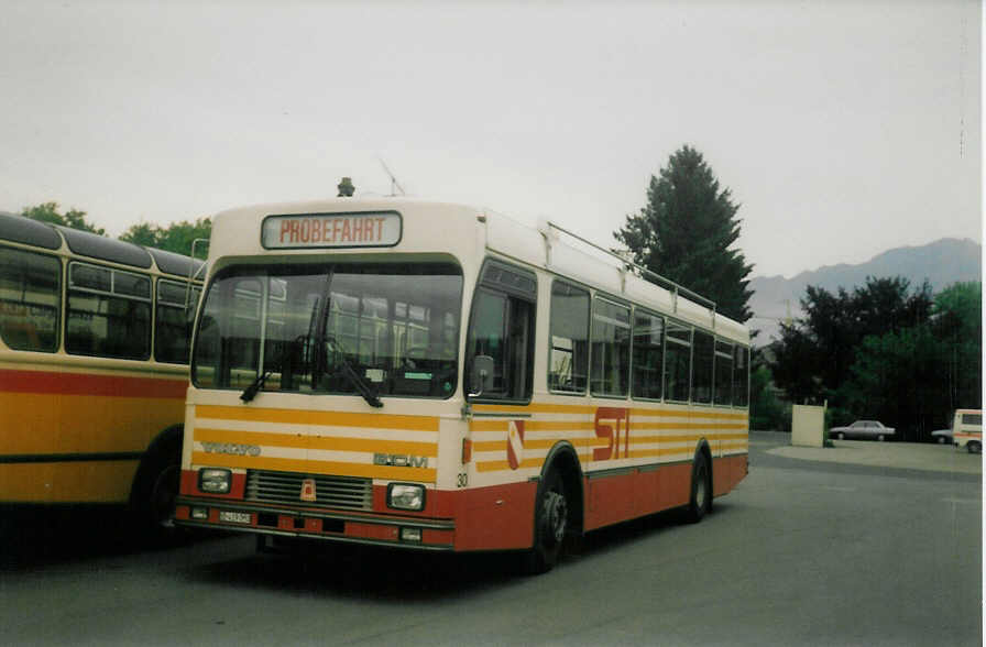 (017'230) - STI Thun - Nr. 30/BE 419'030 - Volvo/R&J (ex SAT Thun Nr. 30) am 19. Juni 1997 in Thun, Garage