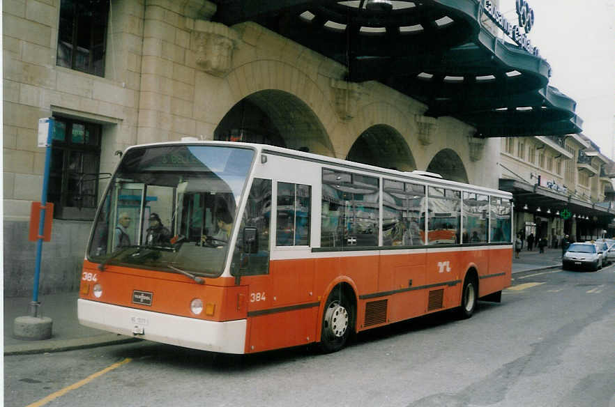 (021'923) - TL Lausanne - Nr. 384/VD 1577 - Van Hool am 7. Mrz 1998 beim Bahnhof Lausanne