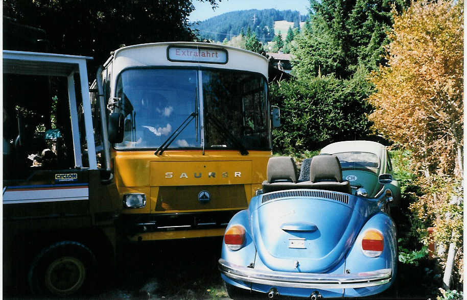 (025'905) - Wohnbus in Schnried - Saurer/R&J (ex Tritten, Zweisimmen; ex Perreten, Lauenen) am 30. August 1998 in Schnried (Teilaufnahme)