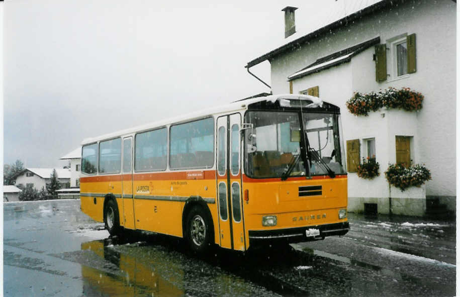 (026'906) - Frigg, Zernez - GR 75'004 - Saurer/Tscher am 7. Oktober 1998 in Zernez, Garage