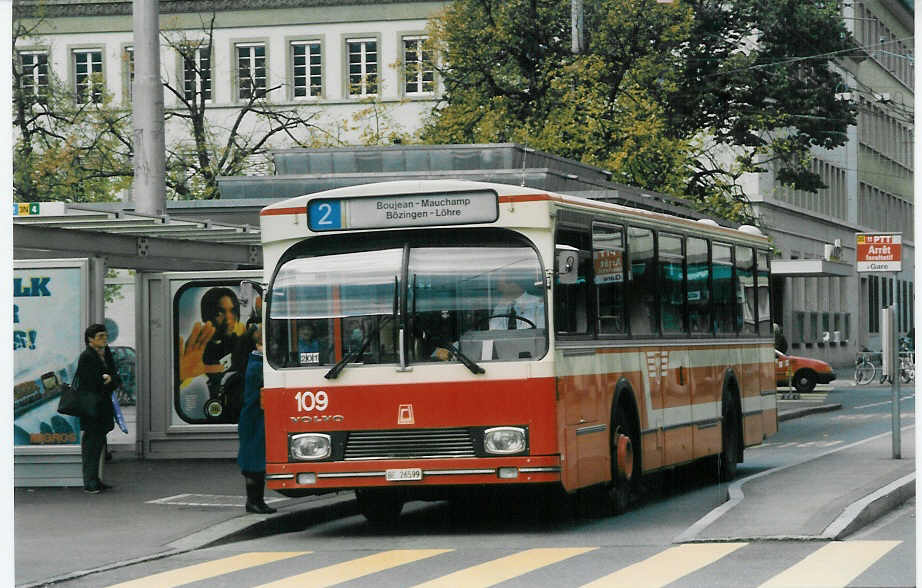 (027'417) - VB Biel - Nr. 109/BE 26'599 - Volvo/R&J am 12. Oktober 1998 beim Bahnhof Biel