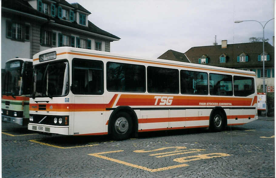 (027'818) - TSG Blumenstein - Nr. 6/BE 26'667 - Volvo/FHS am 9. November 1998 beim Bahnhof Thun