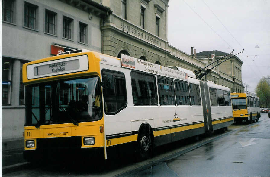 (027'927) - VBSH Schaffhausen - Nr. 111 - NAW/Hess Gelenktrolleybus am 16. November 1998 beim Bahnhof Schaffhausen