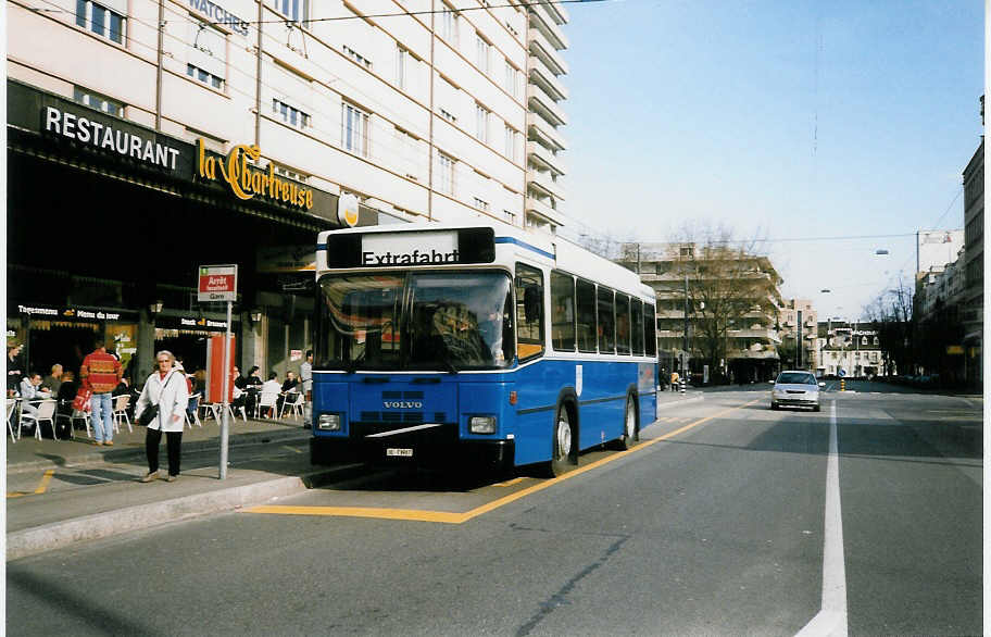 (030'110) - Binggeli, Studen - BE 73'987 - Volvo/Lauber (ex SBC Chur Nr. 16; ex Roth, Chur Nr. 29) am 13. Mrz 1999 beim Bahnhof Biel