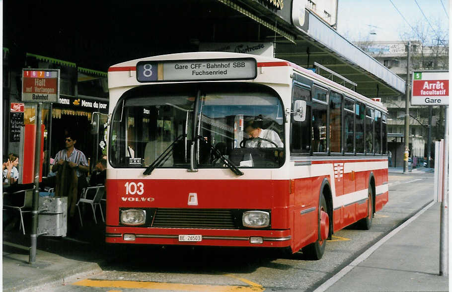(030'111) - VB Biel - Nr. 103/BE 26'503 - Volvo/R&J am 13. Mrz 1999 beim Bahnhof Biel