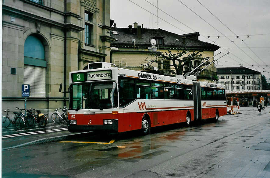 (030'927) - WV Winterthur - Nr. 142 - Mercedes Gelenktrolleybus am 18. April 1999 beim Hauptbahnhof Winterthur