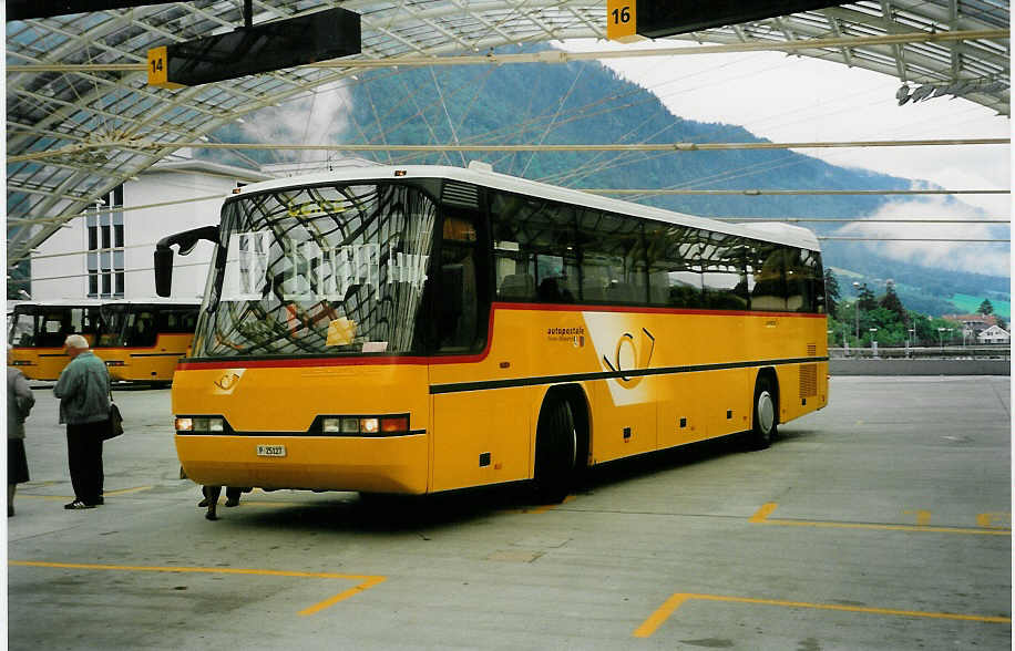 (032'736) - PTT-Regie - P 25'127 - Neoplan am 27. Juni 1999 in Chur, Postautostation