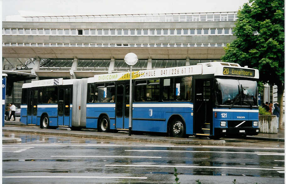 (033'003) - VBL Luzern - Nr. 21/LU 15'095 - Volvo/Hess am 27. Juni 1999 beim Bahnhof Luzern