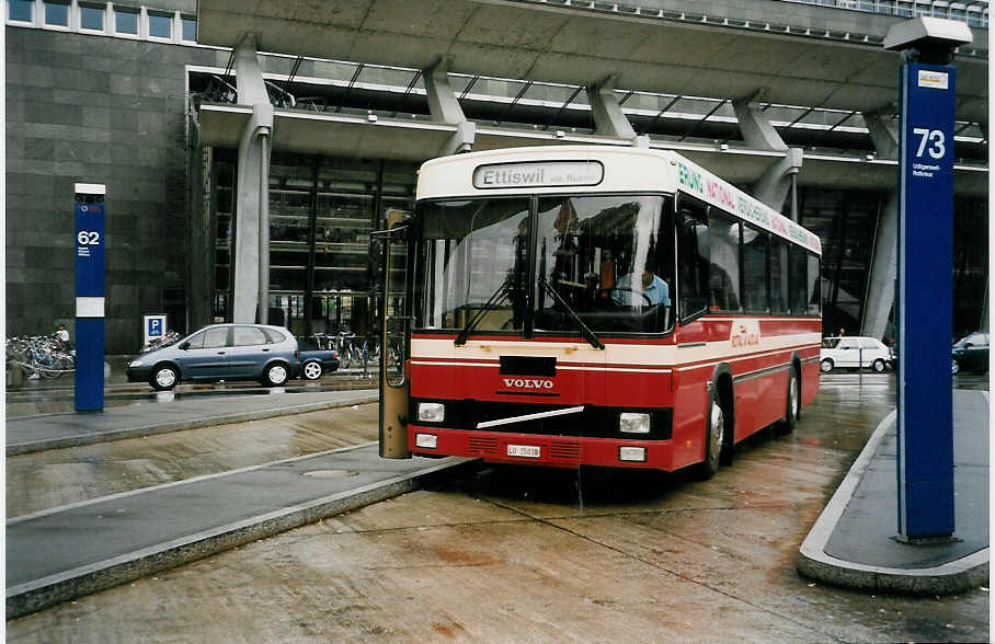 (033'004) - ARAG Ruswil - Nr. 4/LU 15'038 - Volvo/Lauber am 27. Juni 1999 beim Bahnhof Luzern