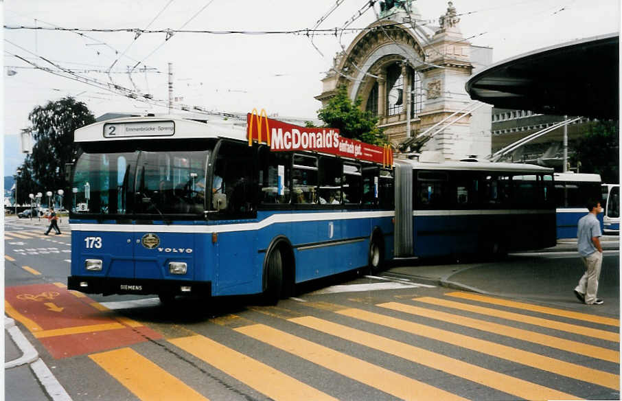 (034'305) - VBL Luzern - Nr. 173 - Volvo/Hess Gelenktrolleybus am 13. Juli 1999 beim Bahnhof Luzern