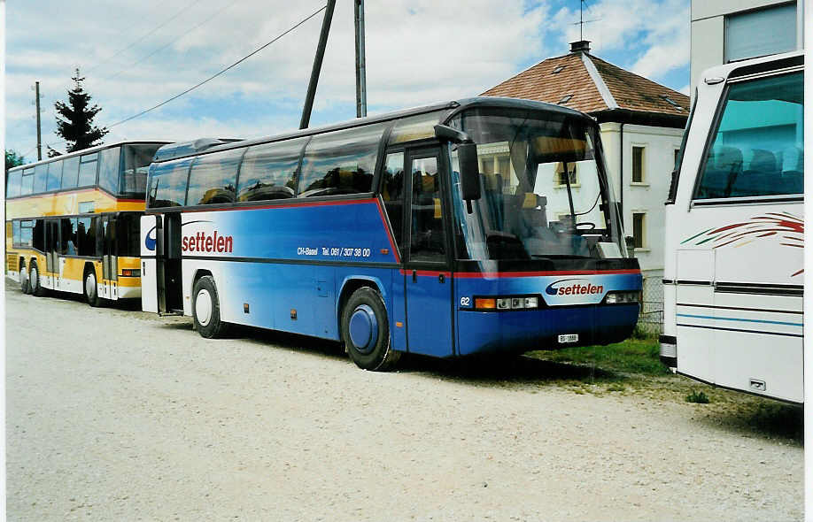 (035'207) - Settelen, Basel - Nr. 62/BS 1888 - Neoplan am 8. August 1999 beim Bahnhof Saignelgier