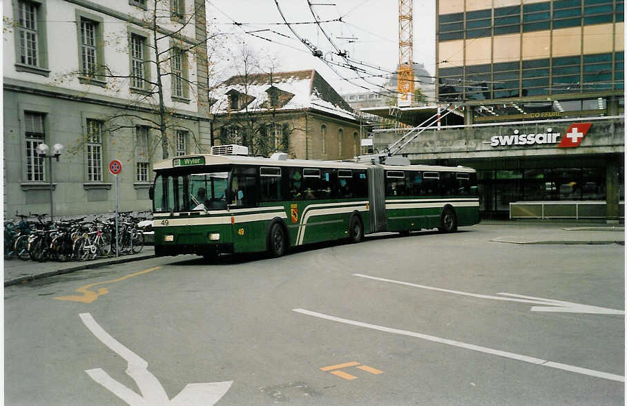 (037'907) - SVB Bern - Nr. 49 - FBW/R&J Gelenktrolleybus am 26. November 1999 beim Bahnhof Bern