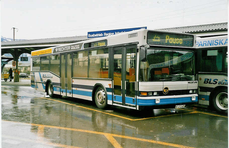 (038'104) - AAGI Interlaken - Nr. 35/BE 272'685 - Neoplan am 25. Dezember 1999 beim Bahnhof Interlaken West