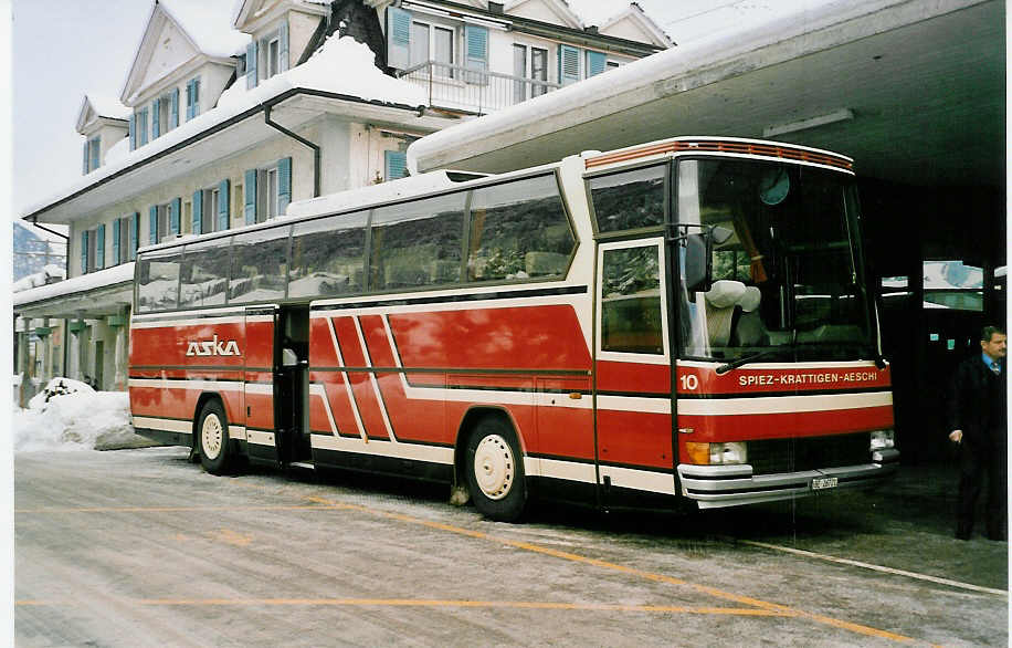 (038'223) - ASKA Aeschi - Nr. 10/BE 26'721 - Drgmller am 31. Dezember 1999 beim Bahnhof Frutigen