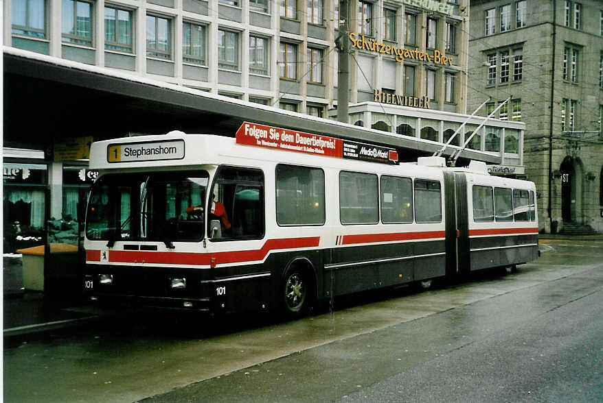 (038'631) - VBSG St. Gallen - Nr. 101 - Saurer/Hess Gelenktrolleybus am 1. Januar 2000 beim Bahnhof St. Gallen