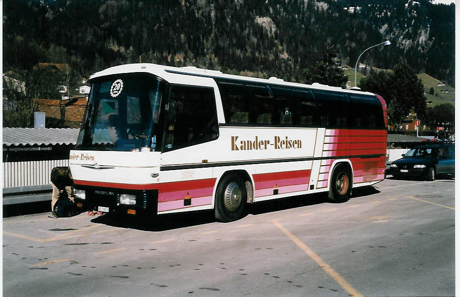 (039'402) - Kander-Reisen, Frutigen - Nr. 6/BE 59'817 - Neoplan am 27. Februar 2000 beim Bahnhof Frutigen