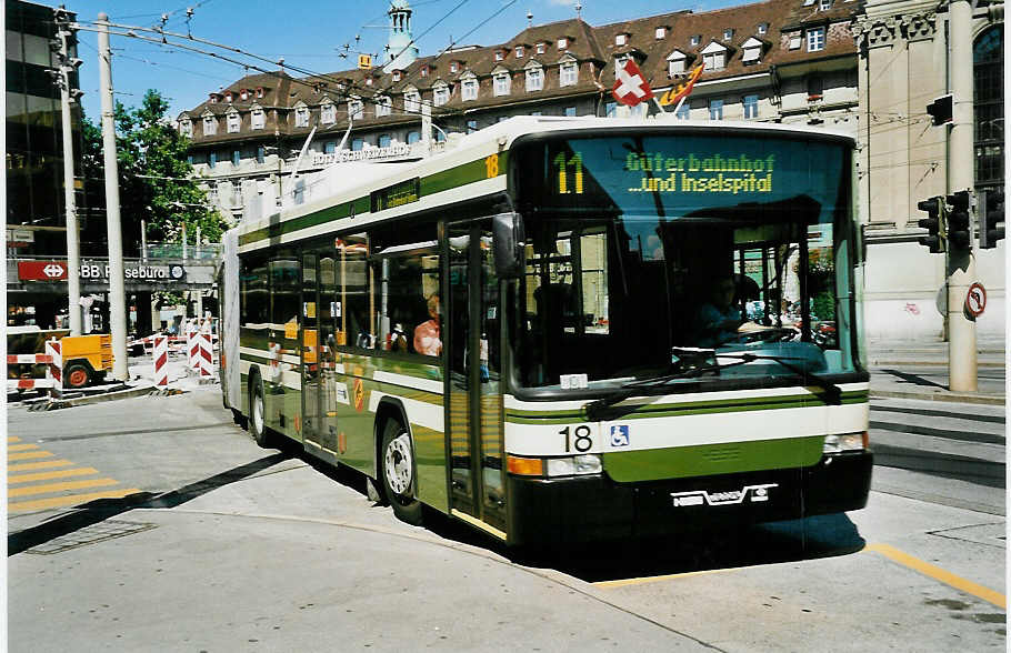 (042'436) - SVB Bern - Nr. 18 - NAW/Hess Gelenktrolleybus am 12. August 2000 beim Bahnhof Bern