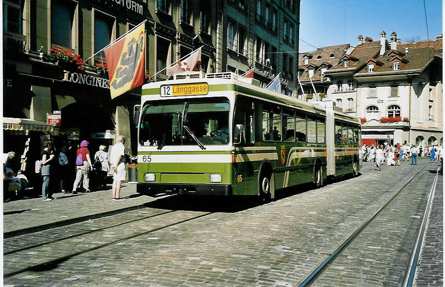 (042'508) - SVB Bern - Nr. 65 - Volvo/Hess Gelenktrolleybus am 12. August 2000 in Bern, Brenplatz