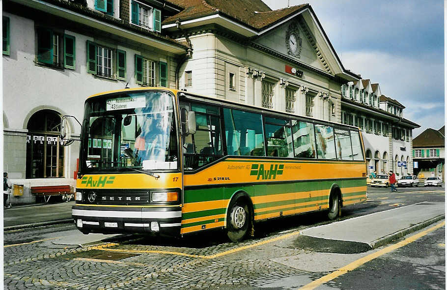 (043'433) - STI Thun - Nr. 17/BE 363'613 - Setra (ex AvH Heimenschwand Nr. 7) am 9. Oktober 2000 beim Bahnhof Thun