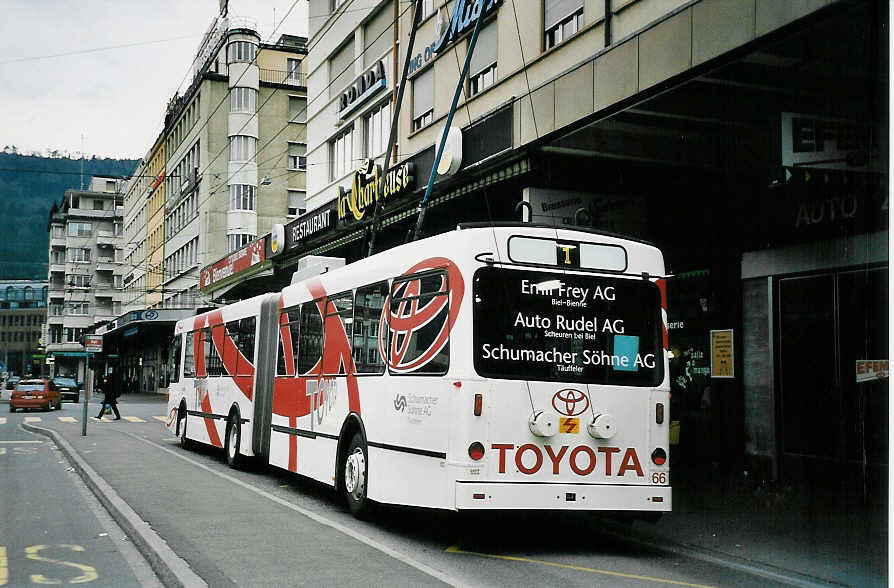 (044'804) - VB Biel - Nr. 66 - Volvo/R&J Gelenktrolleybus am 17. Februar 2001 beim Bahnhof Biel