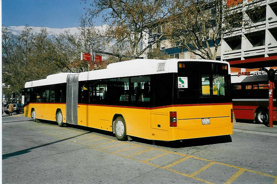 (044'913) - Buchard, Leytron - VS 104'344 - Volvo am 20. Februar 2001 beim Bahnhof Sion