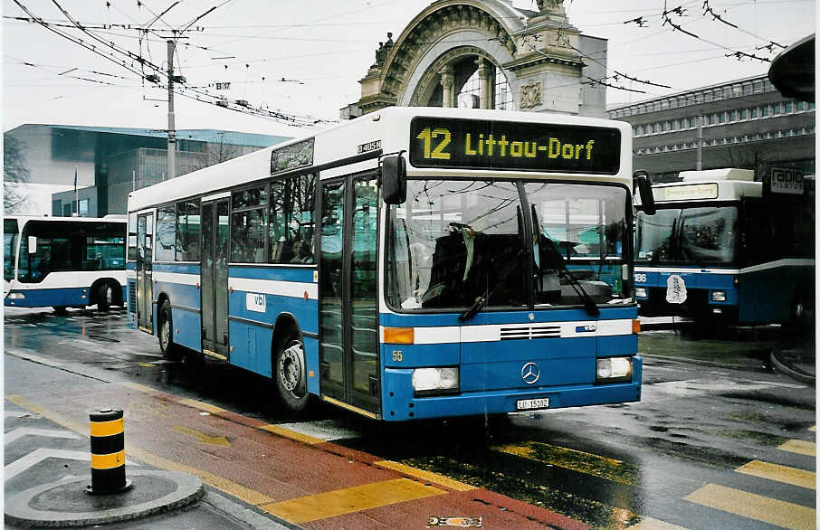 (045'106) - Gowa, Luzern - Nr. 55/LU 15'102 - Mercedes am 22. Februar 2001 beim Bahnhof Luzern