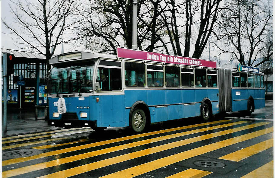 (045'113) - VBL Luzern - Nr. 110/LU 15'075 - Volvo/Hess am 22. Februar 2001 beim Bahnhof Luzern 