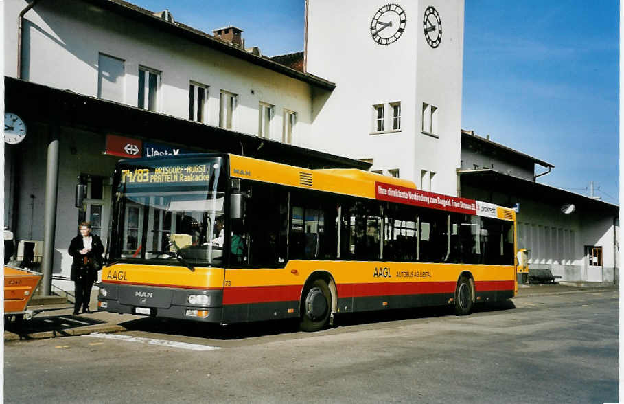 (045'434) - AAGL Liestal - Nr. 73/BL 6663 - MAN am 31. Mrz 2001 beim Bahnhof Liestal