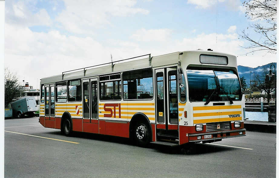 (045'628) - STI Thun - Nr. 25/BE 419'026 - Volvo/R&J (ex SAT Thun Nr. 25) am 7. April 2001 bei der Schifflndte Thun