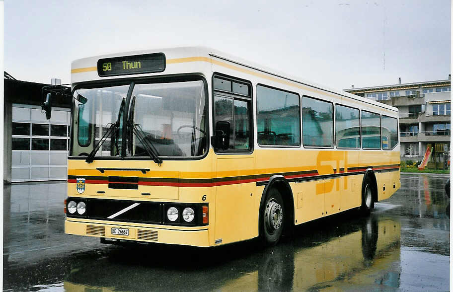 (045'708) - STI Thun - Nr. 6/BE 26'667 - Volvo/FHS (ex TSG Blumenstein Nr. 6) am 9. April 2001 in Thun, Garage