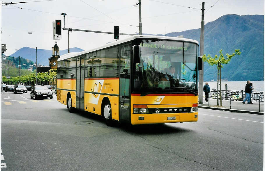 (045'922) - PTT-Regie - P 25'697 - Setra am 23. April 2001 in Lugano, Piazza Manzoni