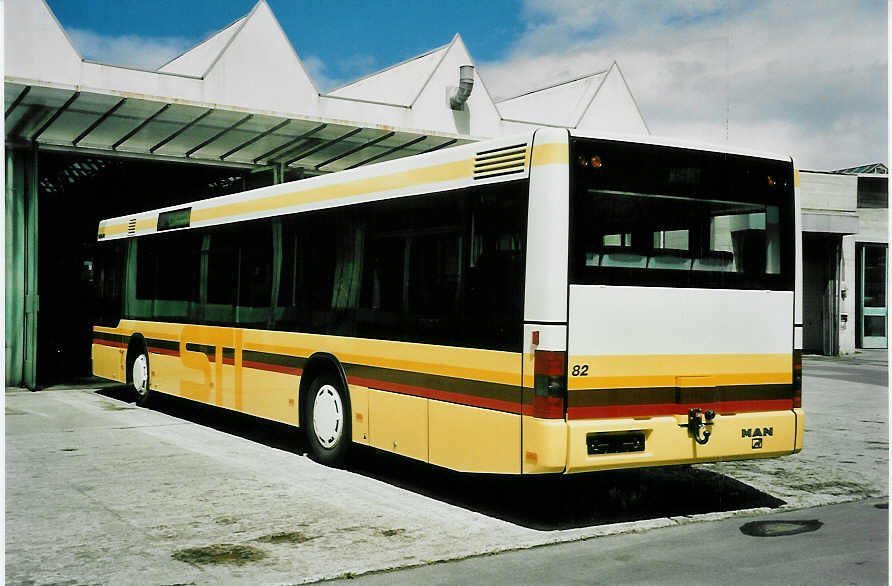 (046'624) - STI Thun - Nr. 82 - MAN am 18. Mai 2001 in Thun, Garage