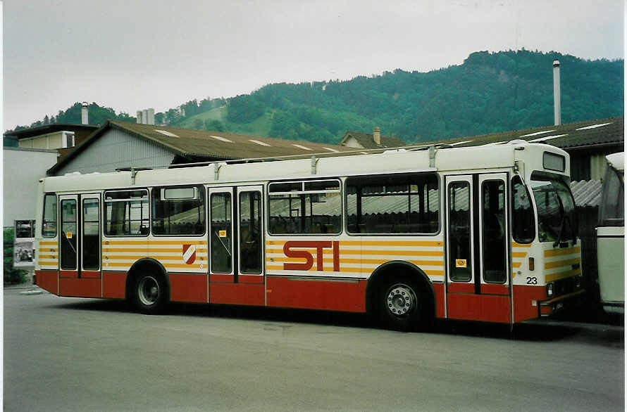 (046'805) - STI Thun - Nr. 23/BE 419'023 - Volvo/R&J (ex SAT Thun Nr. 23) am 22. Mai 2001 in Thun, Garage