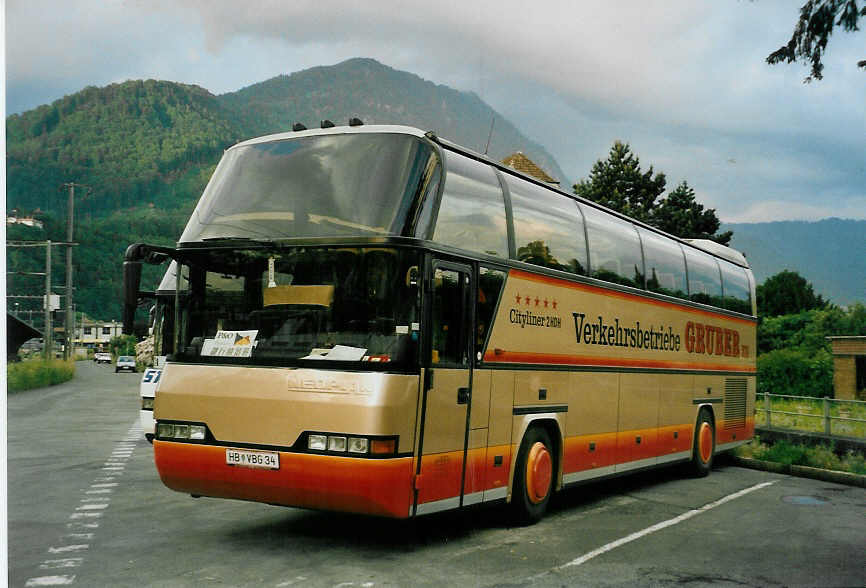 (046'908) - Aus Oesterreich: Gruber, Markt Grafendorf - HB VBG 34 - Neoplan am 1. Juni 2001 beim Bahnhof Interlaken West