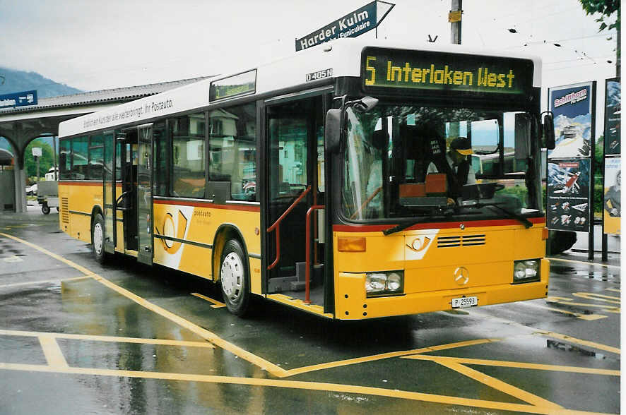 (047'007) - PTT-Regie - P 25'593 - Mercedes am 10. Juni 2001 beim Bahnhof Interlaken West