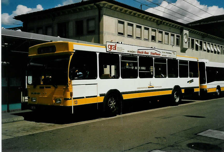 (047'832) - VBSH Schaffhausen - Nr. 13/SH 38'013 - Saurer/Hess am 12. Juli 2001 beim Bahnhof Schaffhausen