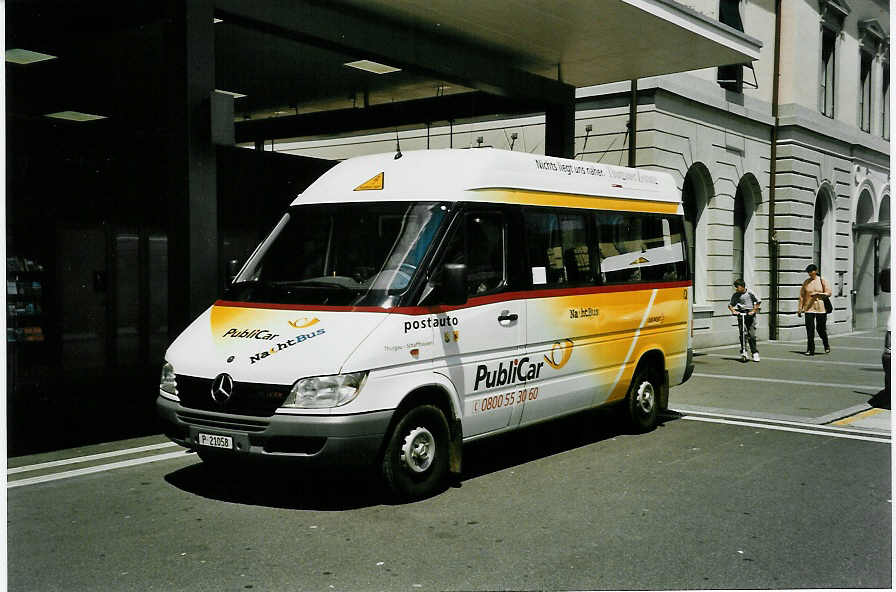 (048'302) - PTT-Regie - P 21'058 - Mercedes am 17. Juli 2001 beim Bahnhof Frauenfeld